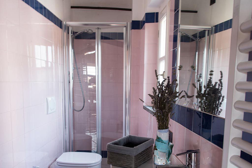 Bagno grande con doccia