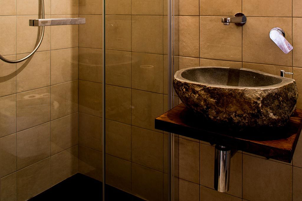 Bagno con lavabo in pietra